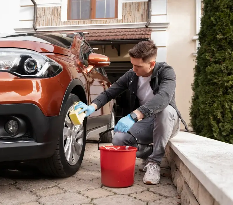 Lavage auto à domicile La Chapelle-des-Fougeretz : professionnel intervenant sur un véhicule